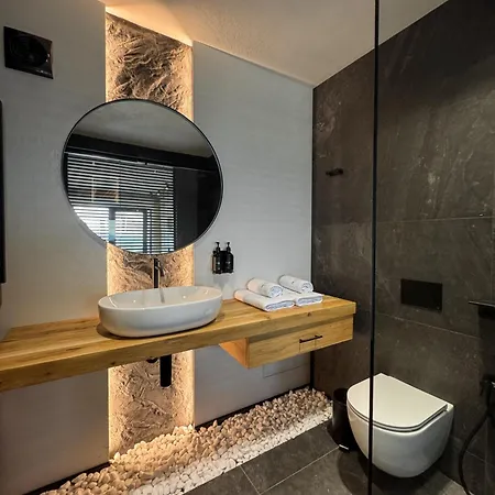 Charlton Estate Jablunyzja