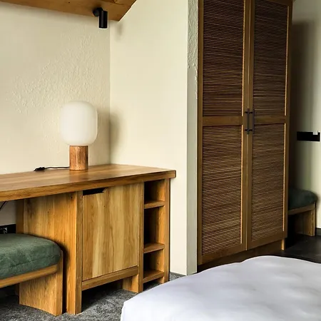 Charlton Estate Jablunyzja